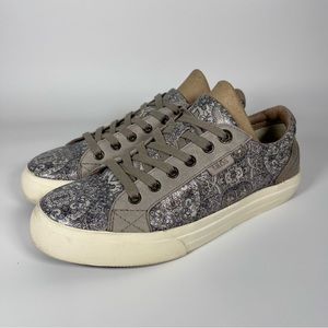 Taos Footwear Gray Patterned Sneakers